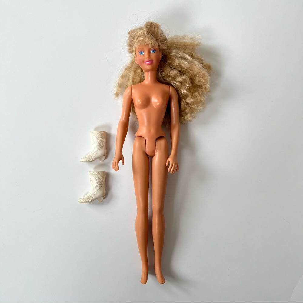 Vintage 80s Hasbro Maxie doll + lookin’ smart white boots